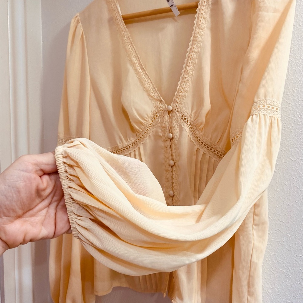 NWT ASTR THE LABEL Pendulum Sleeve Lace Trim Cream Blouse. MEDIUM - Picture 6 of 7